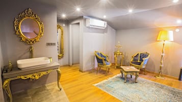 Phòng trăng mật | Bộ đồ giường cao cấp, két bảo mật tại phòng, bàn