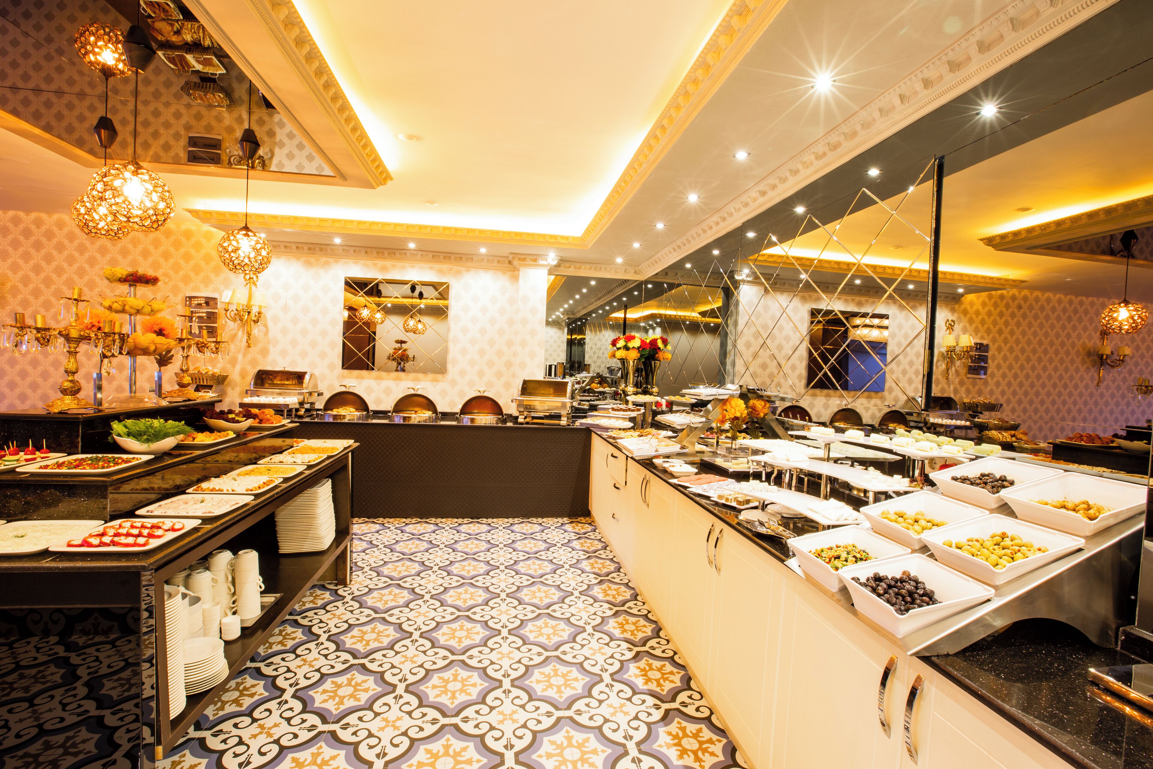 每日供应自助式早餐（每人 TRY 25）