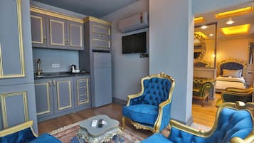 Refrigerador con freezer, tetera/pava eléctrica, artículos de limpieza