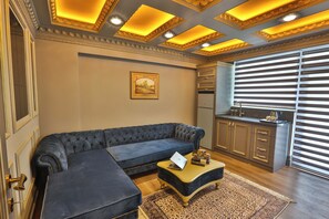 Tủ lạnh, ấm điện, dụng cụ vệ sinh, khăn giấy