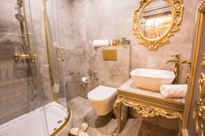 Free toiletries, hair dryer, slippers, towels - Real King Suite Hotel (Yomra)