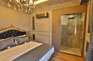 Premium bedding, in-room safe, desk, laptop workspace - Real King Suite Hotel (Yomra)
