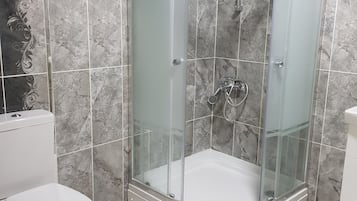 Bañera profunda, artículos de tocador gratuitos, secador de pelo