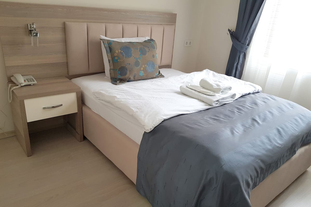 Standaard tweepersoonskamer | Een minibar met enkele gratis items, een bureau, gratis babybedden