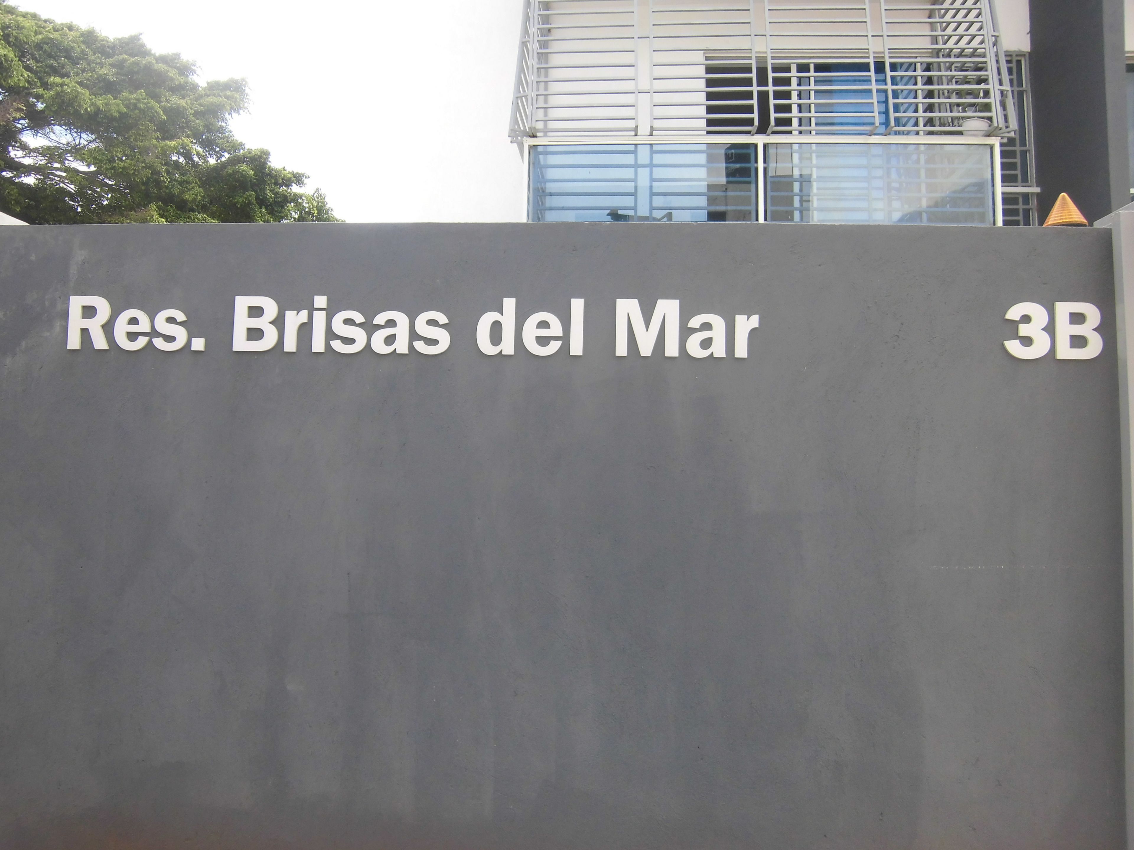 En byggnad med texten ”Res. Brisas del Mar” och ”3B”, vilket anger dess plats.