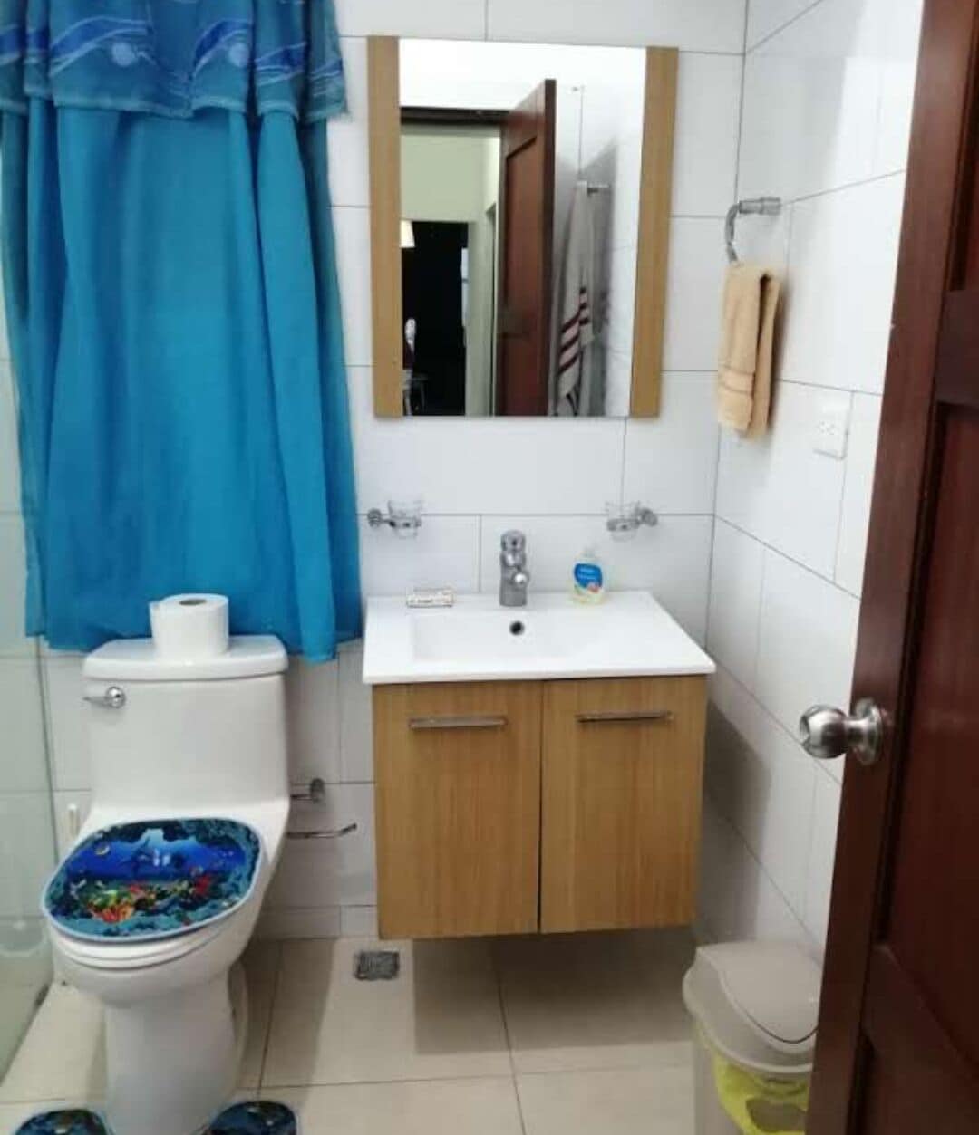 Ein Badezimmer mit Toilette, Waschbecken und Spiegel.