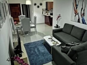 Basic House, 1 Queen Bed | Living area | Flat-screen TV - Apartamento Aromas del Mar (Santo Domingo)