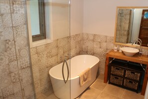 Family House, 3 Bedrooms, Garden View | Bathroom | Separate tub and shower, deep soaking tub, rainfall showerhead - Mudbrick Top of Town (Spring Gully)