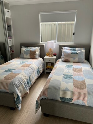 3 bedrooms, desk, iron/ironing board, bed sheets
