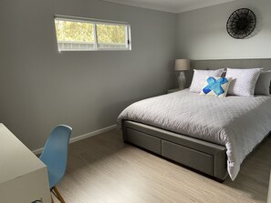 3 bedrooms, desk, iron/ironing board, bed sheets