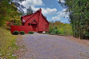 Exterior - Gatlinburg Log Cabin, Amazing Views Hot Tub, Theater Room, Internet Free Tickets (Gatlinburg)