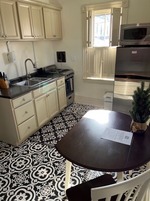 Réfrigérateur, four à micro-ondes, un four, surface de cuisson