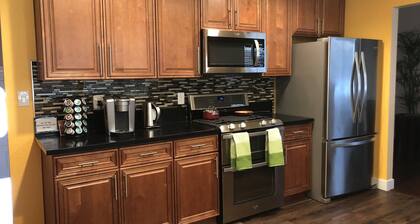 Newly Remodeled 4bedroom 3bath 5 mins drive to Strip,heated pool