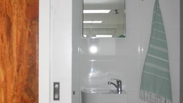 Een douche, een haardroger, handdoeken, zeep