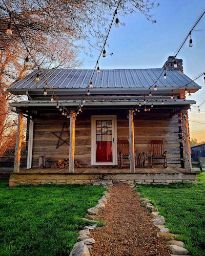 Instaworthy Cabin. 31 Acre Farm. Pond. Fire Pit