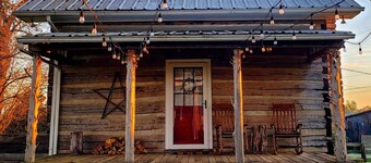 Cette cabane est 1 des 3 propriétés à louer dans la pittoresque ferme Muletown.