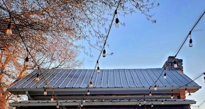 Instaworthy Cabin. 31 Acre Farm. Pond. Fire Pit