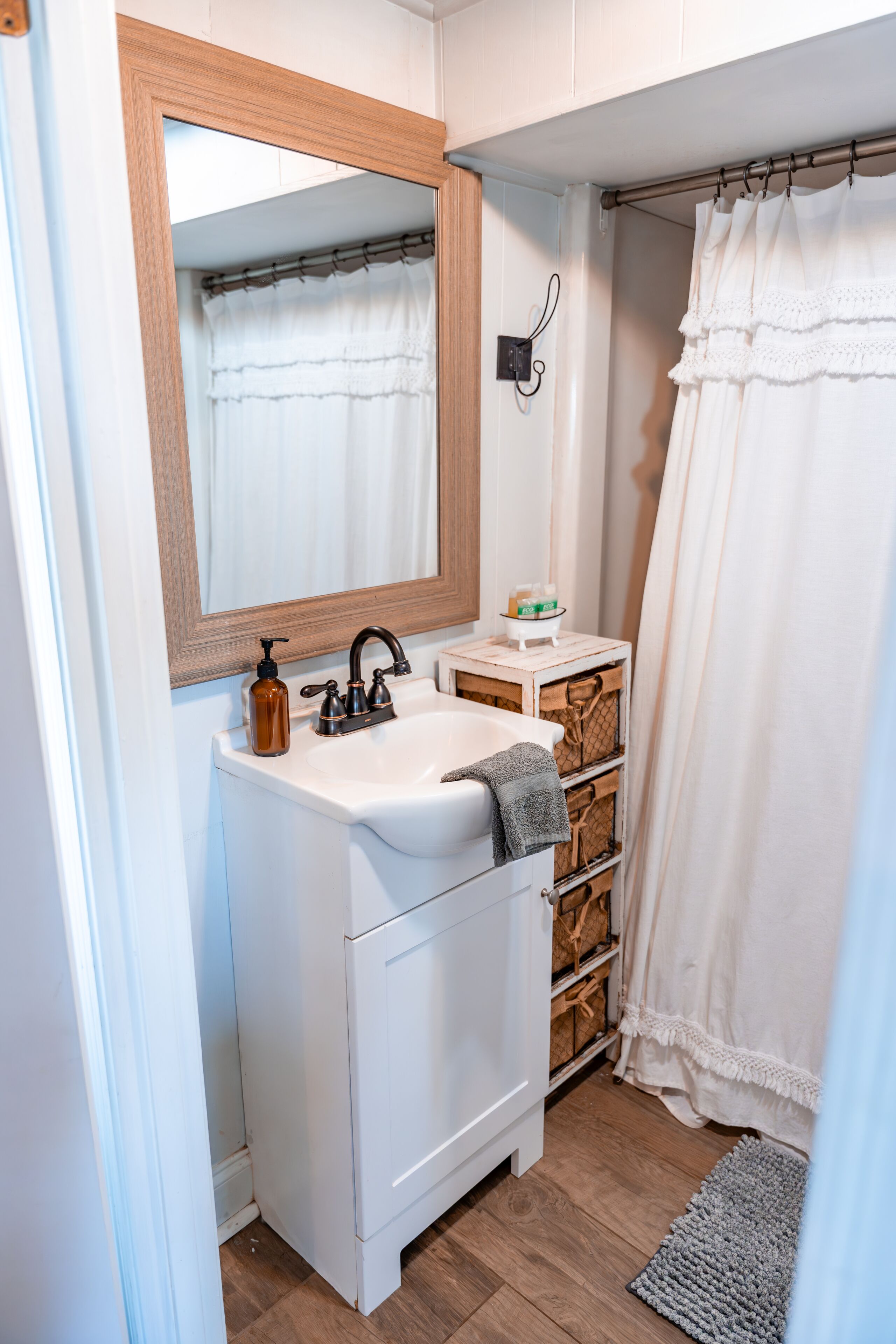 Een bad/douchecombinatie, een haardroger, handdoeken, zeep