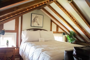 2 bedrooms, iron/ironing board, free WiFi, bed sheets - Crockett's Retreat @ Muletown Farm • Fishing Pond • Fire Pit • Horse • Sunsets (Columbia)
