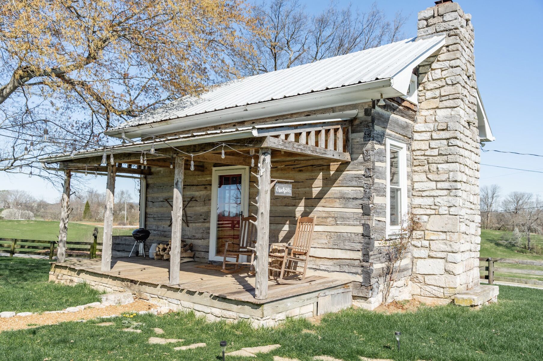 Cozy Crockett's Cabin: A Historical Updated Getaway Near Downtown Columbia, TN