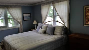 5 bedrooms, iron/ironing board, WiFi, bed sheets