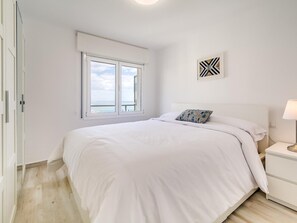 1 habitación, insonorización, tabla de planchar con plancha y internet 