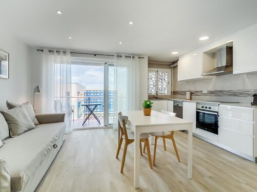 Aparthotel con piscina y terraza vistas al mar