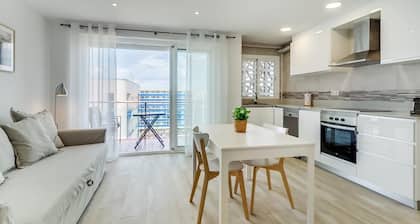 Aparthotel con piscina y terraza vistas al mar