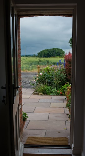 Rural peace & luxury near Malton, beautiful barn, stunning views, woodburner