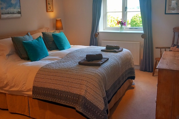 SUPERKING bed, Vispring mattress, Egyptian cotton linen, white company towels