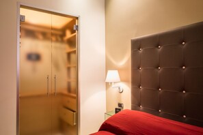 1 quarto, cofres nos quartos, ferros/tábuas de passar roupa