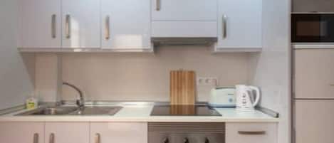 Geladeira, micro-ondas, fogão, cooktop