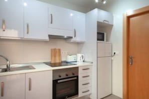 Fridge, microwave, oven, stovetop - Flagship Private Villa 3bed + pool - sleeps 6 Mazarron (FREE WIFI & Air-con)! (Mazarrón)