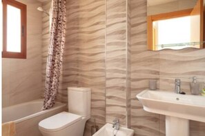 Combined shower/bathtub, hair dryer, bidet, towels - Flagship Private Villa 3bed + pool - sleeps 6 Mazarron (FREE WIFI & Air-con)! (Mazarrón)
