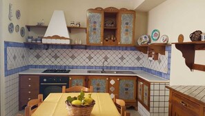 Réfrigérateur, four, plaque de cuisson, bouilloire électrique