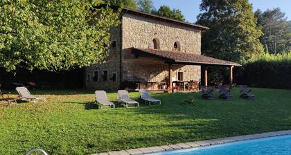Villa toscane avec grande piscine privée à 200 mÚtres à pied du restaurant
