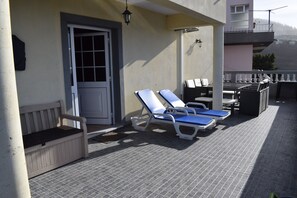 Outdoor dining - Villa Santos, spacious, sleeps up to  8 , relaxed area, with an amazing sea view (Lombo Do Doutor)