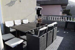 Outdoor dining - Villa Santos, spacious, sleeps up to  8 , relaxed area, with an amazing sea view (Lombo Do Doutor)