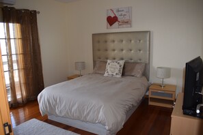 3 Schlafzimmer, Schreibtisch, Bügeleisen/Bügelbrett, Reisekinderbett