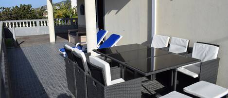 تناول الطعام بالخارج