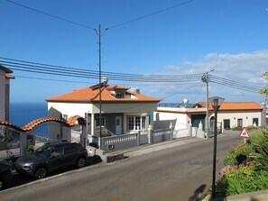 Exterior - Villa Santos, spacious, sleeps up to  8 , relaxed area, with an amazing sea view (Lombo Do Doutor)