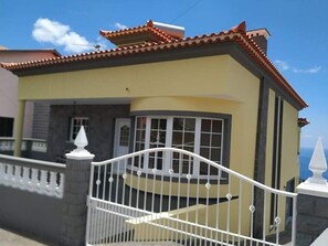 Exterior - Villa Santos, spacious, sleeps up to  8 , relaxed area, with an amazing sea view (Lombo Do Doutor)