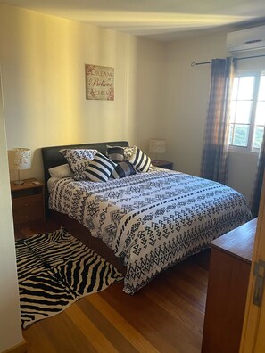 3 bedrooms, desk, iron/ironing board, travel crib - Villa Santos, spacious, sleeps up to  8 , relaxed area, with an amazing sea view (Lombo Do Doutor)