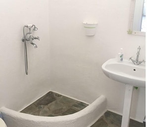 A bathroom with a shower, a sink, and a toilet. - Great Views Cozy apartment for 4 (Paros)