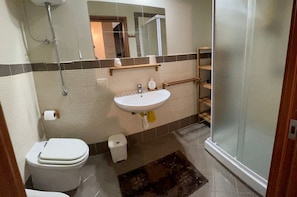 Dusche, Haartrockner, Bidet