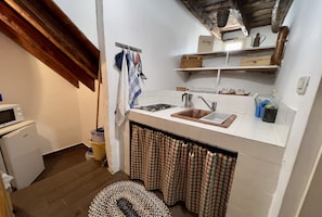 Kühlschrank, Mikrowelle, Herdplatte, Wasserkocher mit Kaffee-/Teezubehör