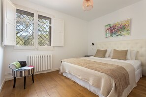 6 makuuhuonetta, työpöytä, silitysrauta/-lauta, vauvan matkasänky