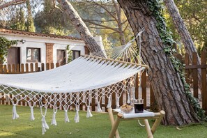 Property grounds - Spacious Luxury Villa with Heated Pool, A/C, Near Barcelona, Vineyards & Golf (Castellví de Rosanes)