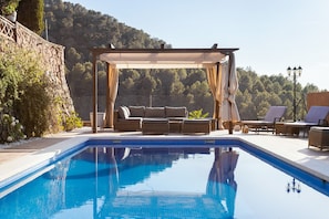 Outdoor pool - Spacious Luxury Villa with Heated Pool, A/C, Near Barcelona, Vineyards & Golf (Castellví de Rosanes)