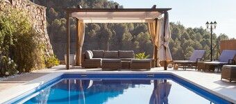 Spacious Luxury Villa with Heated Pool, A/C, Near Barcelona, Vineyards & Golf